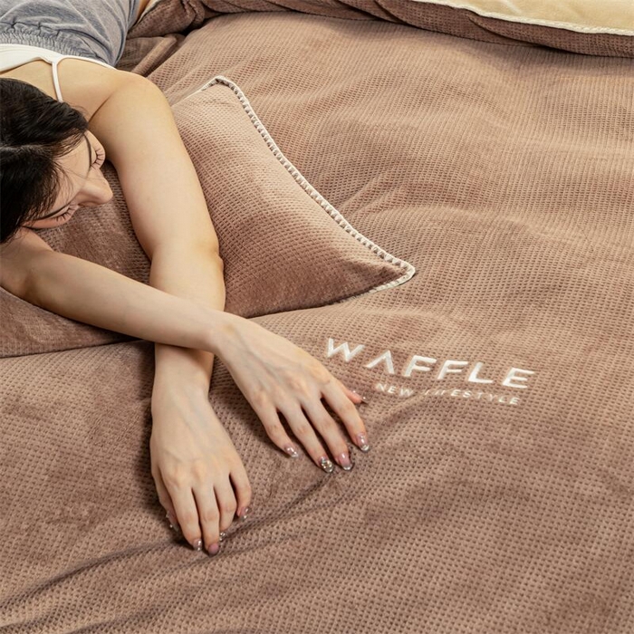 91家纺网 家纺一手货源 找家纺 吾诺 2023秋冬贝壳边华夫格牛奶绒四件套-纯净版拍摄风格深驼-奶昔白