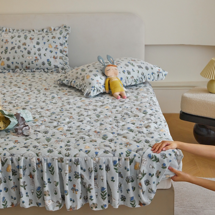 91家纺网 家纺一手货源 找家纺 铭动家纺 2023新款牛奶绒花边款床笠大豆夹棉加厚床罩三件套床裙款床笠 花园兔兔