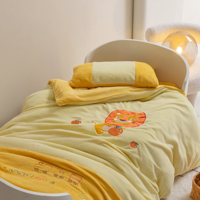 91家纺网 家纺一手货源 找家纺 喜多兔儿童家纺 2023喜多兔牛奶绒活套被 小伙伴系列—黄色捣蛋小狮子