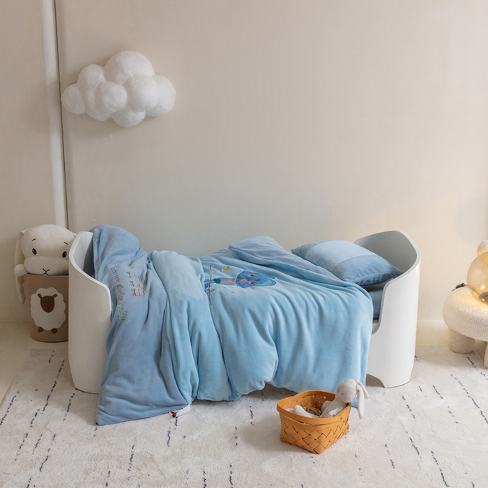 91家纺网 家纺一手货源 找家纺 喜多兔儿童家纺 2023喜多兔牛奶绒活套被 小伙伴系列—蓝色魅力小熊仔