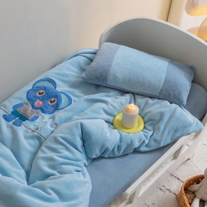 91家纺网 家纺一手货源 找家纺 喜多兔儿童家纺 2023喜多兔牛奶绒活套被 小伙伴系列—蓝色魅力小熊仔