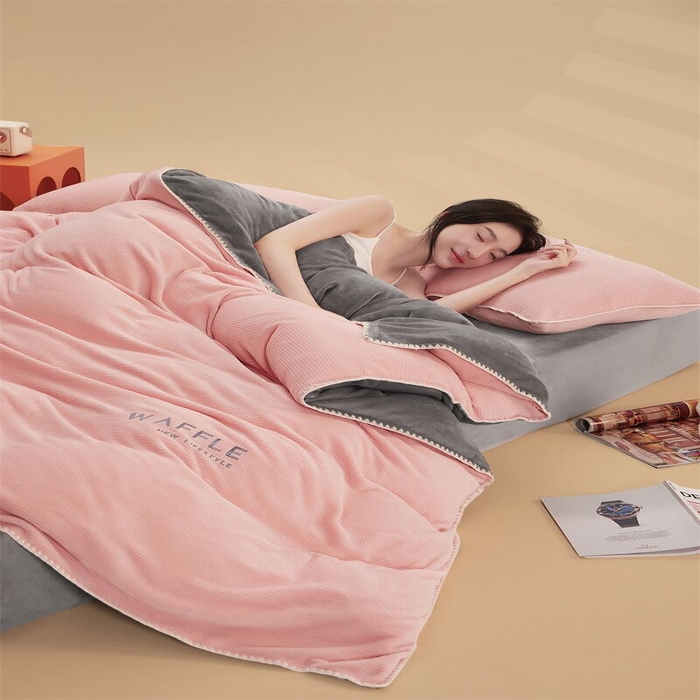 91家纺网 家纺一手货源 找家纺 吾诺 2023秋冬 贝壳边华夫格牛奶绒四件套-纯净版拍摄风格玉色-浅灰