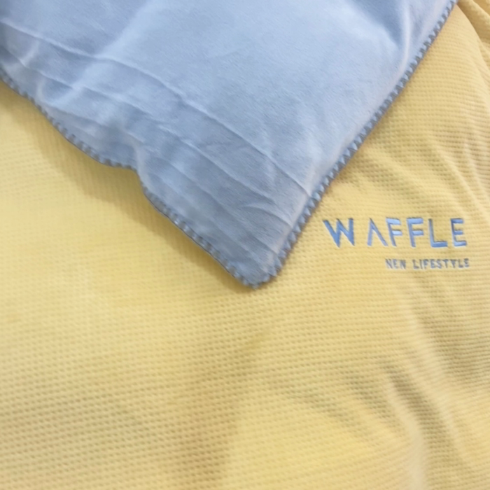 91家纺网 家纺一手货源 找家纺 吾诺2023秋冬贝壳边华夫格牛奶绒四件套-纯净版拍摄风格大豆黄-天空蓝