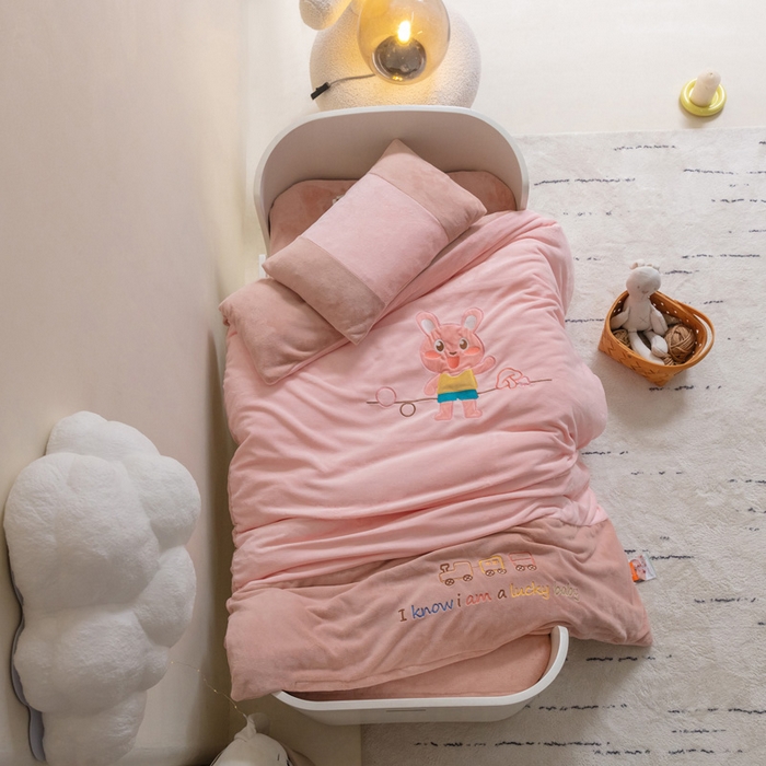91家纺网 家纺一手货源 找家纺 喜多兔儿童家纺 2023喜多兔牛奶绒活套被 小伙伴系列—粉色魔力小兔子