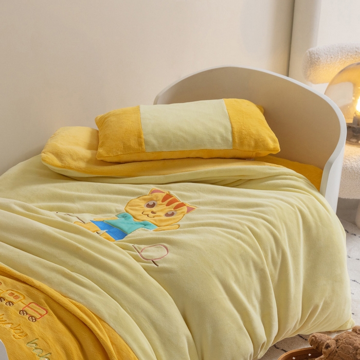 91家纺网 家纺一手货源 找家纺 喜多兔儿童家纺 2023喜多兔牛奶绒活套被 小伙伴系列—黄色哈喽小猫咪
