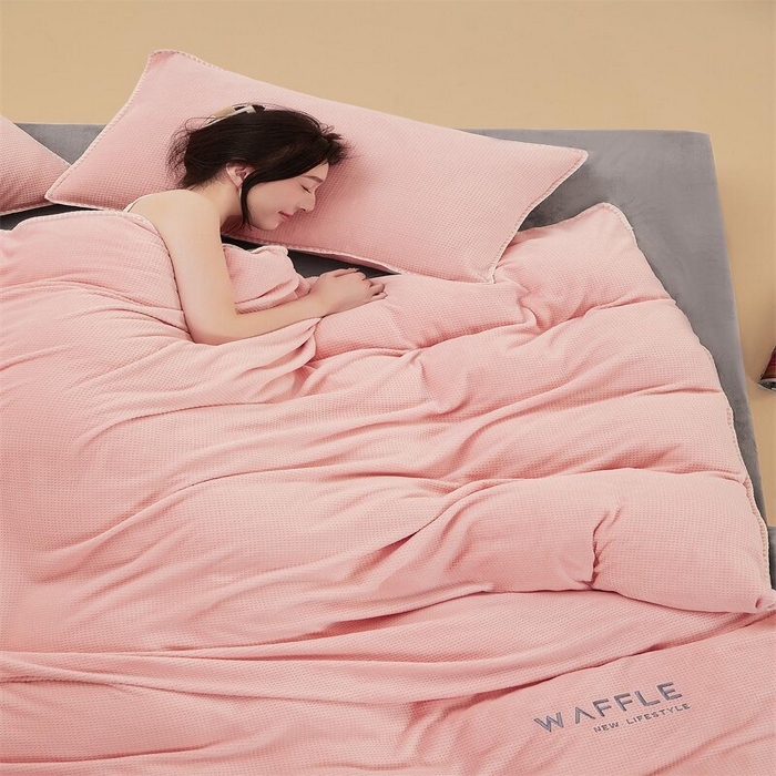 91家纺网 家纺一手货源 找家纺 吾诺 2023秋冬 贝壳边华夫格牛奶绒四件套-纯净版拍摄风格玉色-浅灰