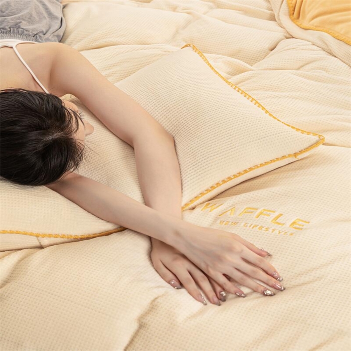 91家纺网 家纺一手货源 找家纺 吾诺2023秋冬贝壳边华夫格牛奶绒四件套-纯净版拍摄风格 茶杏色-奶黄