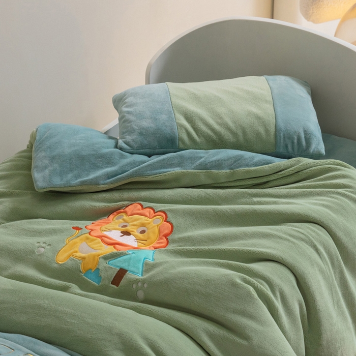 91家纺网 家纺一手货源 找家纺 喜多兔儿童家纺 2023喜多兔牛奶绒活套被 小伙伴系列—绿色森林小狮子