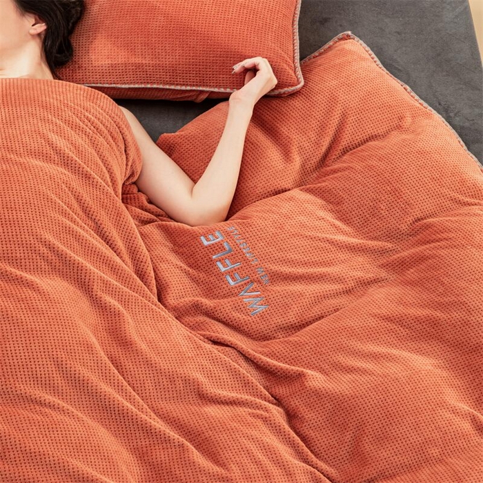 91家纺网 家纺一手货源 找家纺 吾诺2023秋冬贝壳边华夫格牛奶绒四件套-纯净版拍摄风格 焦糖咖-深灰