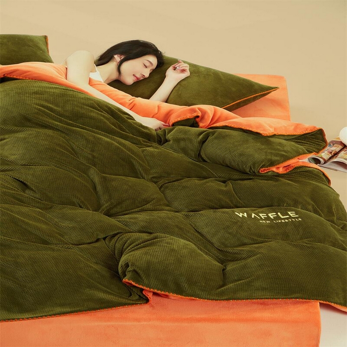 91家纺网 家纺一手货源 找家纺 吾诺2023秋冬贝壳边华夫格牛奶绒四件套-纯净版拍摄风格 橄榄绿-唐茶