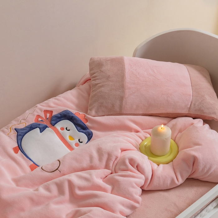 91家纺网 家纺一手货源 找家纺 喜多兔儿童家纺 2023喜多兔牛奶绒活套被 小伙伴系列—粉色爱美丽小企鹅