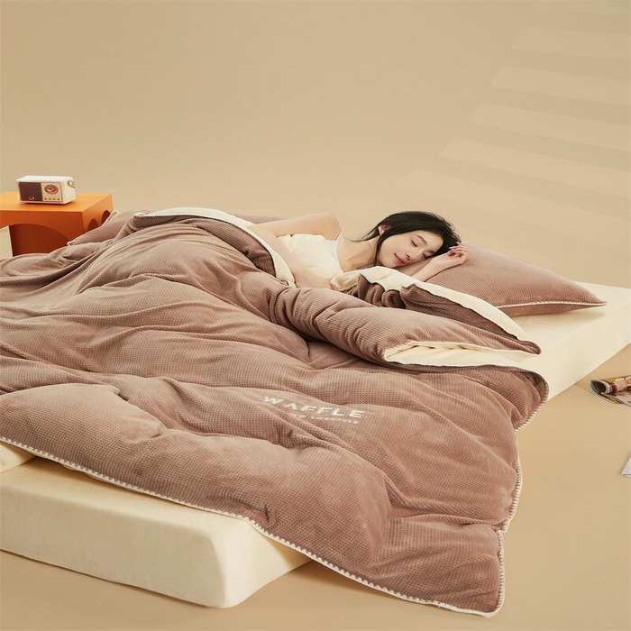 91家纺网 家纺一手货源 找家纺 吾诺 2023秋冬贝壳边华夫格牛奶绒四件套-纯净版拍摄风格深驼-奶昔白