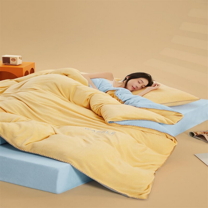 91家纺网 家纺一手货源 找家纺 吾诺2023秋冬贝壳边华夫格牛奶绒四件套-纯净版拍摄风格大豆黄-天空蓝