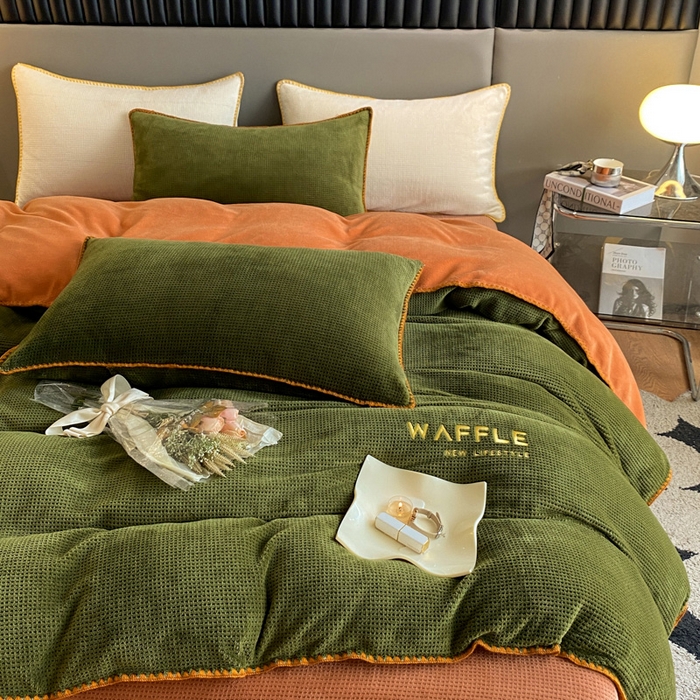 91家纺网 家纺一手货源 找家纺 吾诺 2023贝壳边华夫格牛奶绒四件套-轻奢版拍摄风格 橄榄绿-唐茶