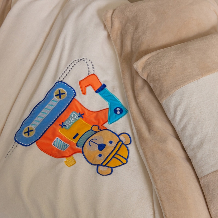 91家纺网 家纺一手货源 找家纺 喜多兔儿童家纺 2023喜多兔牛奶绒活套被 小伙伴系列—米色快乐挖掘机