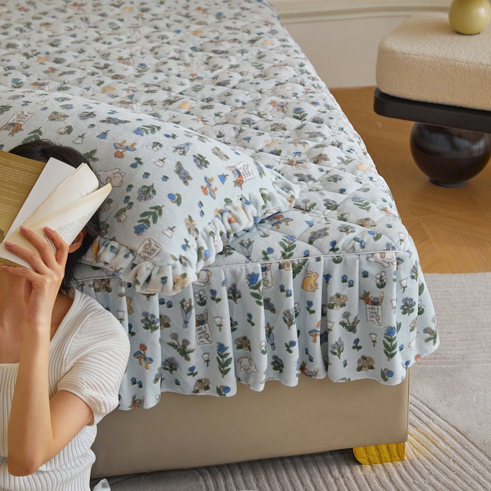 91家纺网 家纺一手货源 找家纺 铭动家纺 2023新款牛奶绒花边款床笠大豆夹棉加厚床罩三件套床裙款床笠 花园兔兔