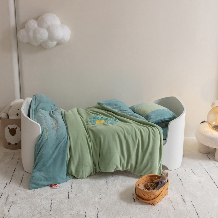 91家纺网 家纺一手货源 找家纺 喜多兔儿童家纺 2023喜多兔牛奶绒活套被 小伙伴系列—绿色搞怪小恐龙