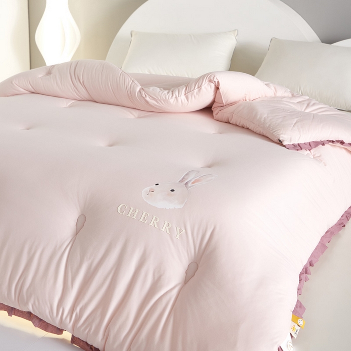 91家纺网 家纺一手货源 找家纺 莱福仕家纺 2023新款A类云感亲肤被 茶蕊兔（豆蔻粉）