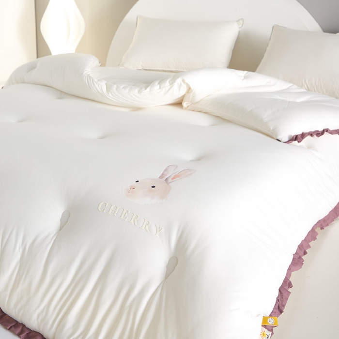 91家纺网 家纺一手货源 找家纺 莱福仕家纺 2023新款A类云感亲肤被 茶蕊兔（海盐白）