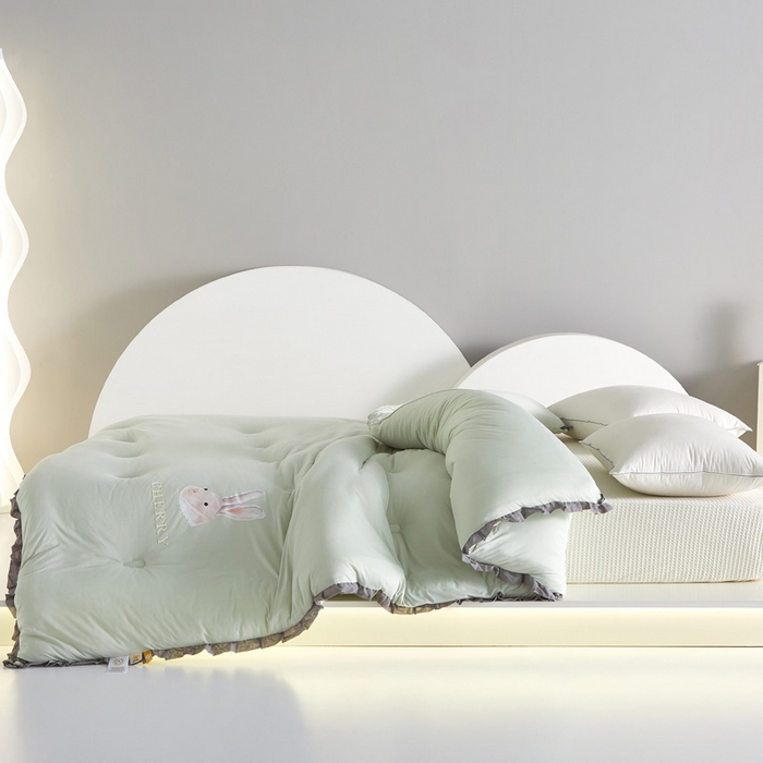 91家纺网 家纺一手货源 找家纺 莱福仕家纺 2023新款A类云感亲肤被 茶蕊兔（山茶绿）