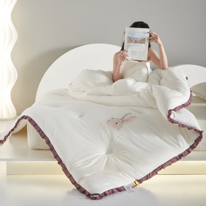 91家纺网 家纺一手货源 找家纺 莱福仕家纺 2023新款A类云感亲肤被 茶蕊兔（海盐白）