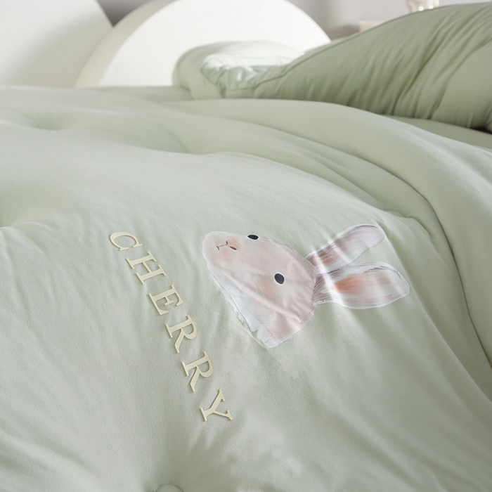 91家纺网 家纺一手货源 找家纺 莱福仕家纺 2023新款A类云感亲肤被 茶蕊兔（山茶绿）