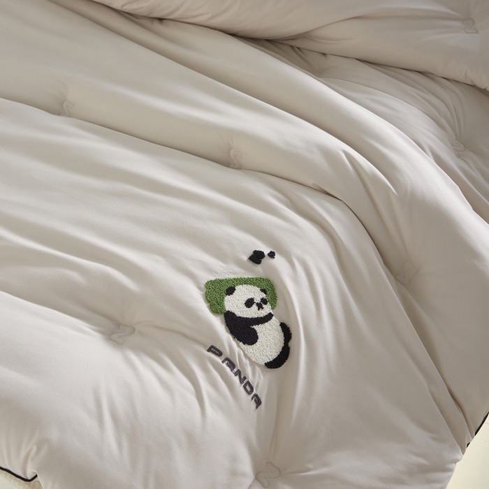 91家纺网 家纺一手货源 找家纺 莱福仕家纺 2023新款A类裸感熊猫被 熊猫抱抱（柔雾咖）