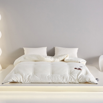 91家纺网 家纺一手货源 找家纺 莱福仕家纺 2023新款A类裸感熊猫被 熊猫扑扑（月光白）