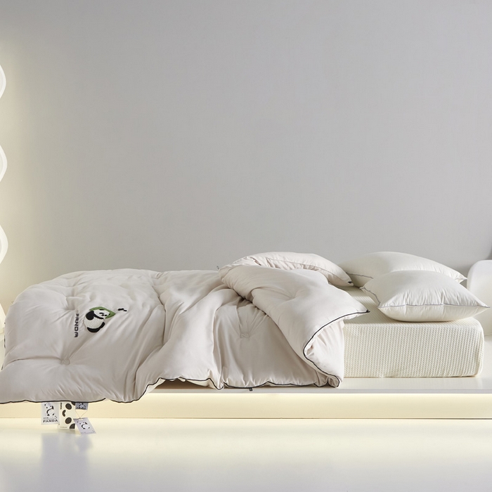 91家纺网 家纺一手货源 找家纺 莱福仕家纺 2023新款A类裸感熊猫被 熊猫抱抱（柔雾咖）