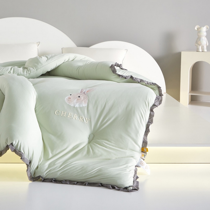 91家纺网 家纺一手货源 找家纺 莱福仕家纺 2023新款A类云感亲肤被 茶蕊兔（山茶绿）