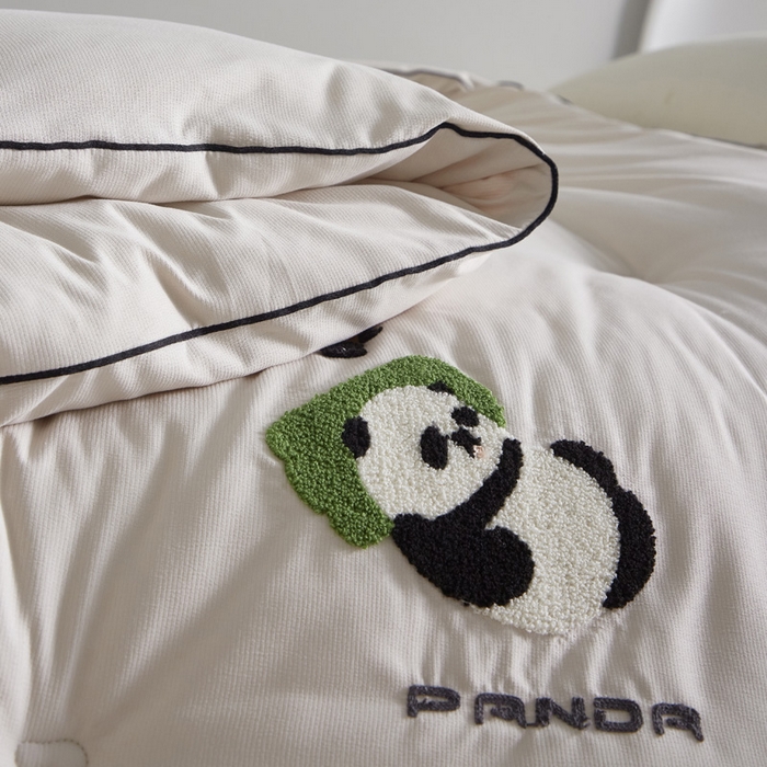 91家纺网 家纺一手货源 找家纺 莱福仕家纺 2023新款A类裸感熊猫被 熊猫抱抱（柔雾咖）