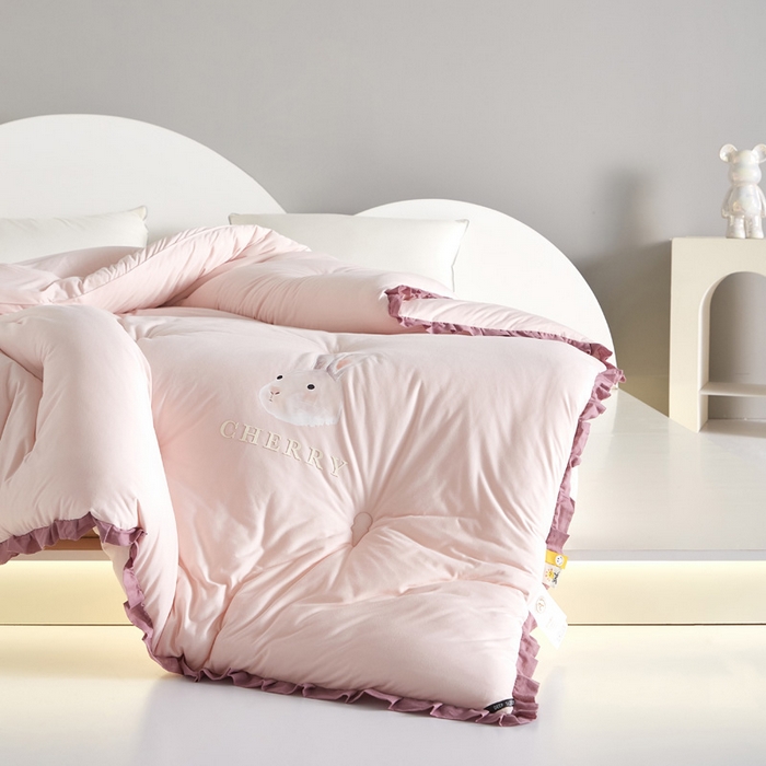 91家纺网 家纺一手货源 找家纺 莱福仕家纺 2023新款A类云感亲肤被 茶蕊兔（豆蔻粉）