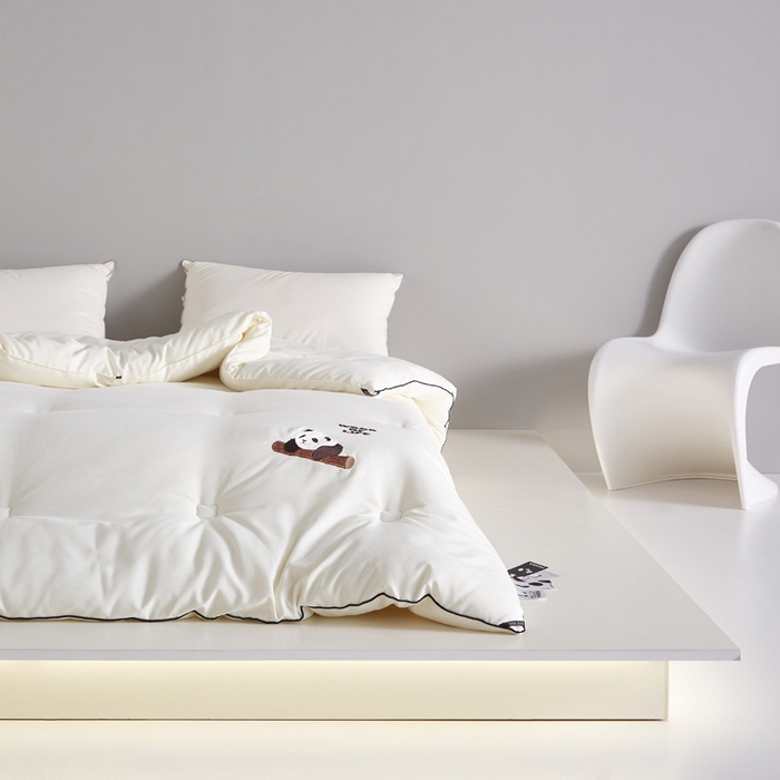91家纺网 家纺一手货源 找家纺 莱福仕家纺 2023新款A类裸感熊猫被 熊猫扑扑（月光白）