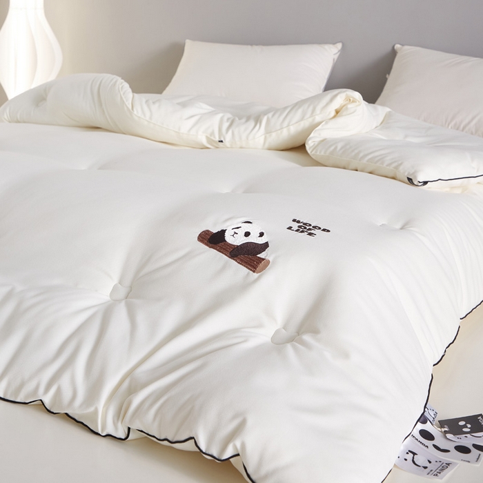 91家纺网 家纺一手货源 找家纺 莱福仕家纺 2023新款A类裸感熊猫被 熊猫扑扑（月光白）