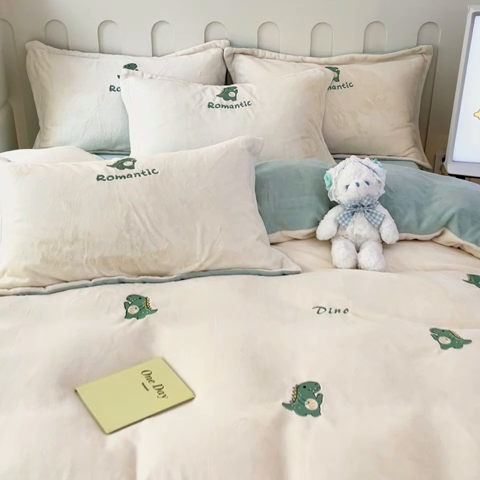 91家纺网 家纺一手货源 找家纺 红馆 2023新款ins小清新-牛奶绒四件套 恐龙乐园