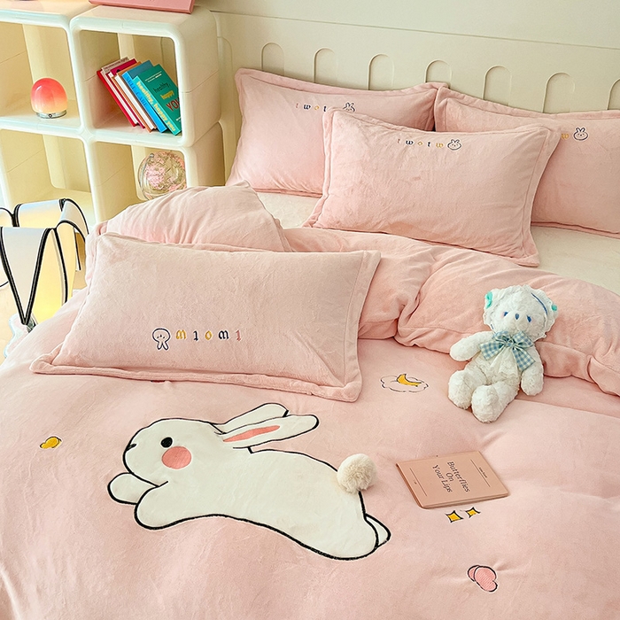 91家纺网 家纺一手货源 找家纺 红馆 2023新款ins小清新-牛奶绒四件套 瑞贝卡粉