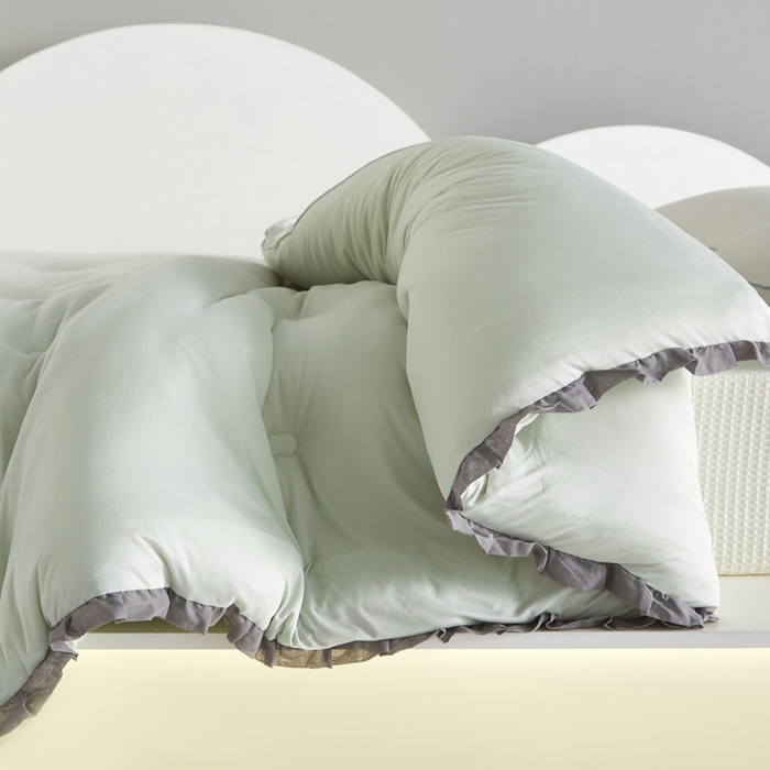 91家纺网 家纺一手货源 找家纺 莱福仕家纺 2023新款A类云感亲肤被 茶蕊兔（山茶绿）