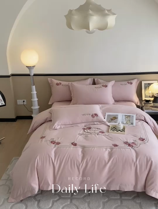 91家纺网 家纺一手货源 找家纺 理想家家纺 2023新款全棉磨毛刺绣四件套 玫瑰庄园 粉