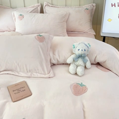 91家纺网 家纺一手货源 找家纺 红馆 2023新款ins小清新-牛奶绒四件套 草莓