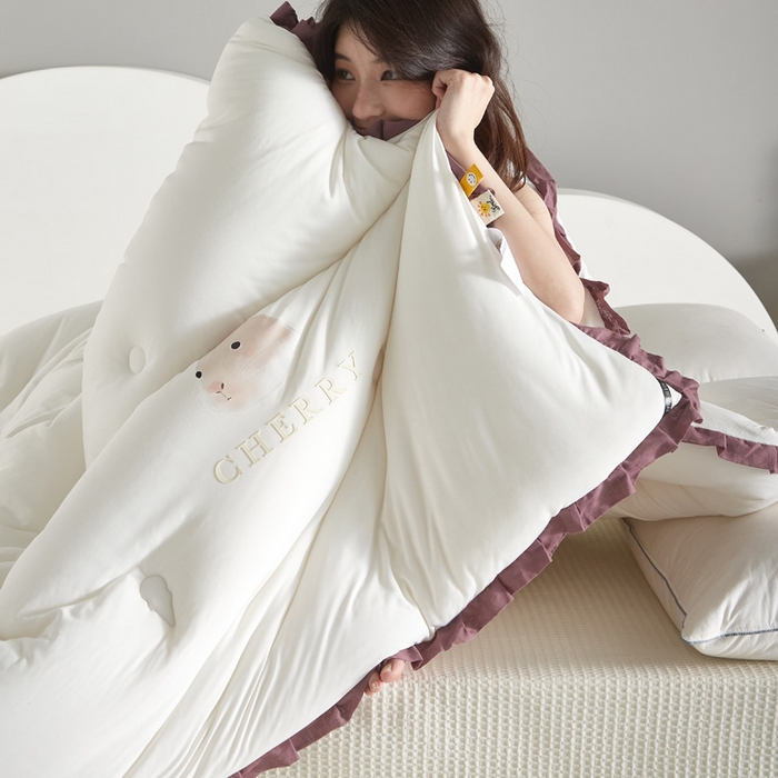 91家纺网 家纺一手货源 找家纺 莱福仕家纺 2023新款A类云感亲肤被 茶蕊兔（海盐白）