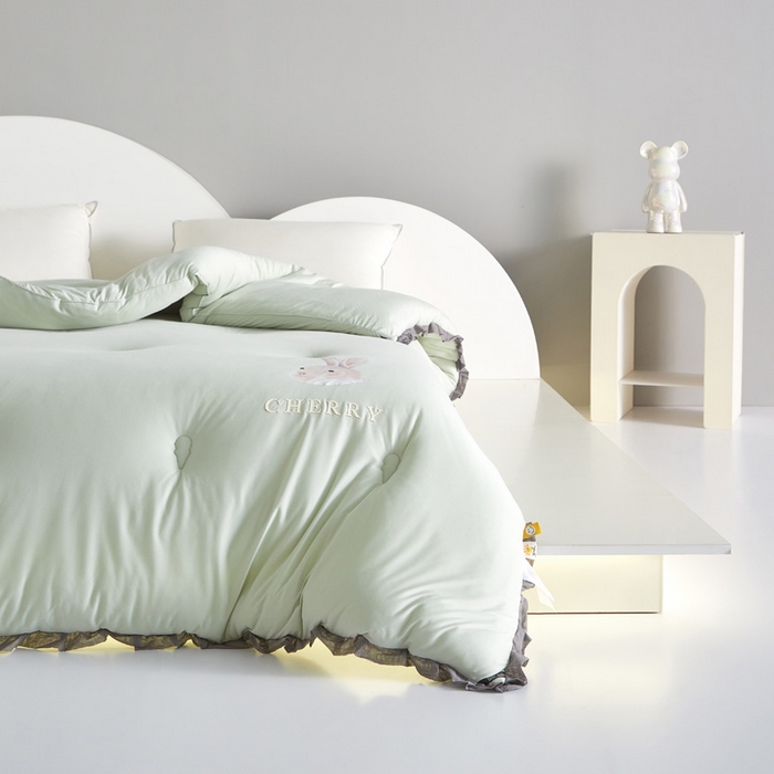 91家纺网 家纺一手货源 找家纺 莱福仕家纺 2023新款A类云感亲肤被 茶蕊兔（山茶绿）