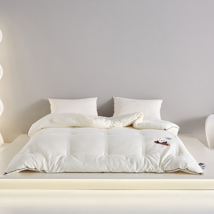 91家纺网 家纺一手货源 找家纺 莱福仕家纺 2023新款A类裸感熊猫被 熊猫扑扑（月光白）