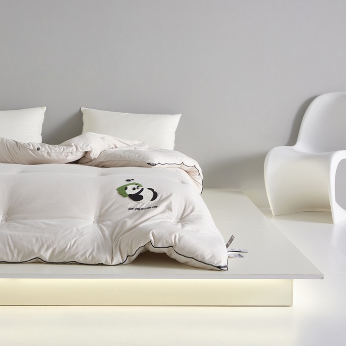 91家纺网 家纺一手货源 找家纺 莱福仕家纺 2023新款A类裸感熊猫被 熊猫抱抱（柔雾咖）