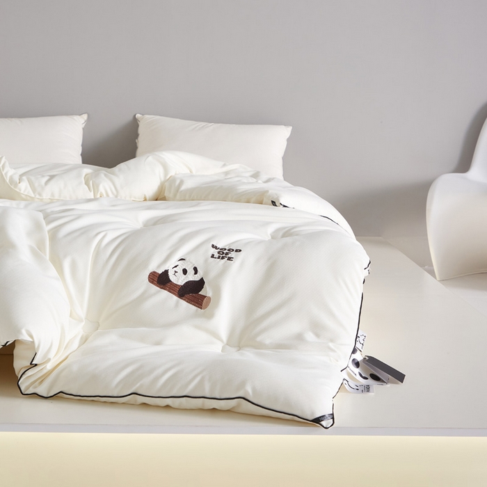 91家纺网 家纺一手货源 找家纺 莱福仕家纺 2023新款A类裸感熊猫被 熊猫扑扑（月光白）