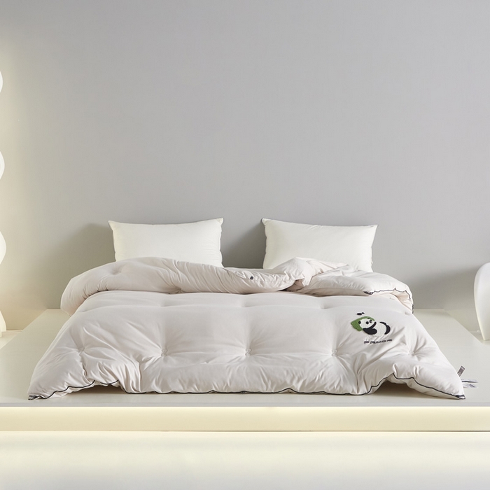 91家纺网 家纺一手货源 找家纺 莱福仕家纺 2023新款A类裸感熊猫被 熊猫抱抱（柔雾咖）