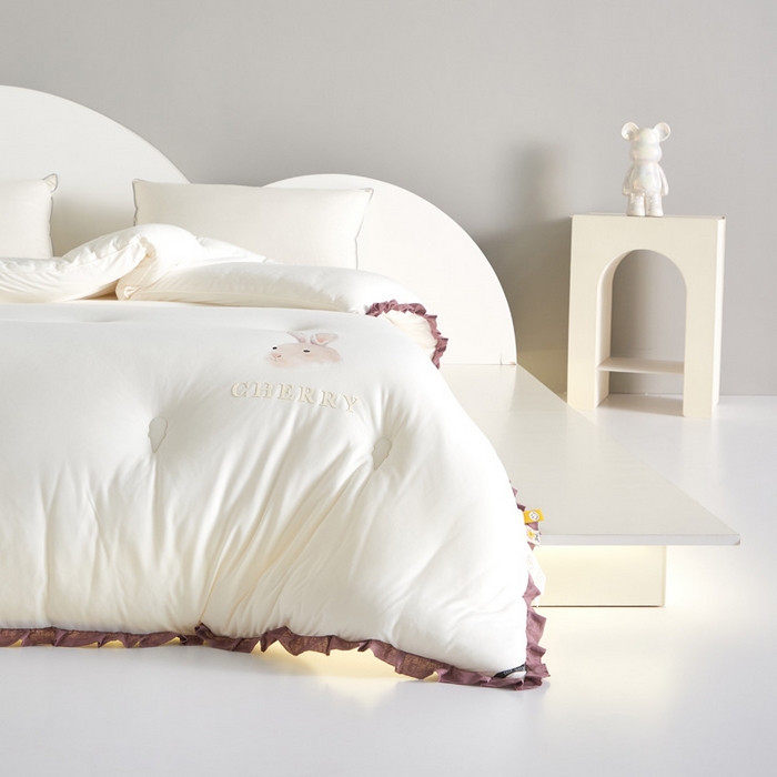 91家纺网 家纺一手货源 找家纺 莱福仕家纺 2023新款A类云感亲肤被 茶蕊兔（海盐白）