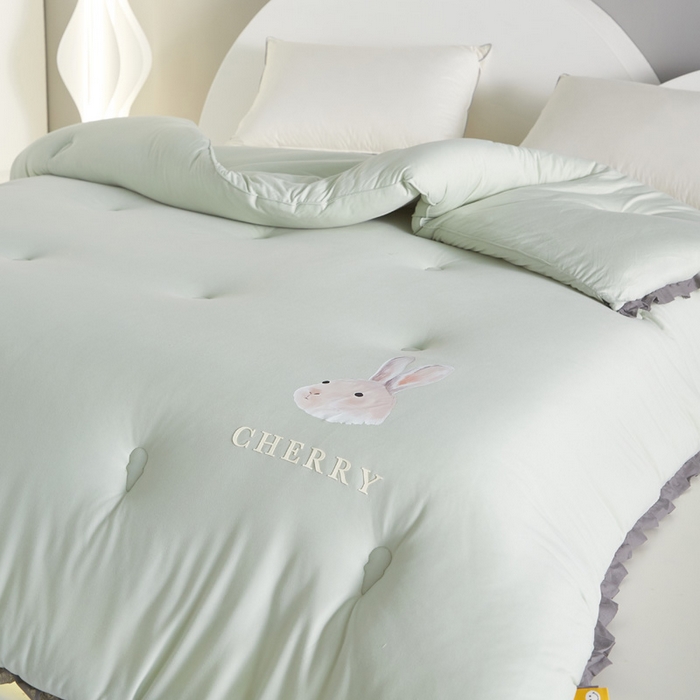 91家纺网 家纺一手货源 找家纺 莱福仕家纺 2023新款A类云感亲肤被 茶蕊兔（山茶绿）