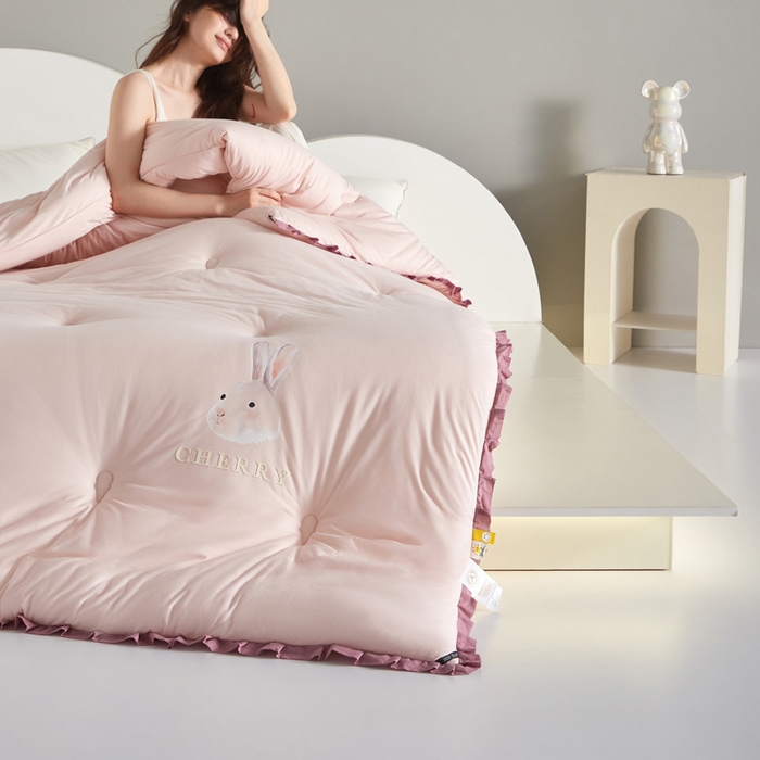 91家纺网 家纺一手货源 找家纺 莱福仕家纺 2023新款A类云感亲肤被 茶蕊兔（豆蔻粉）