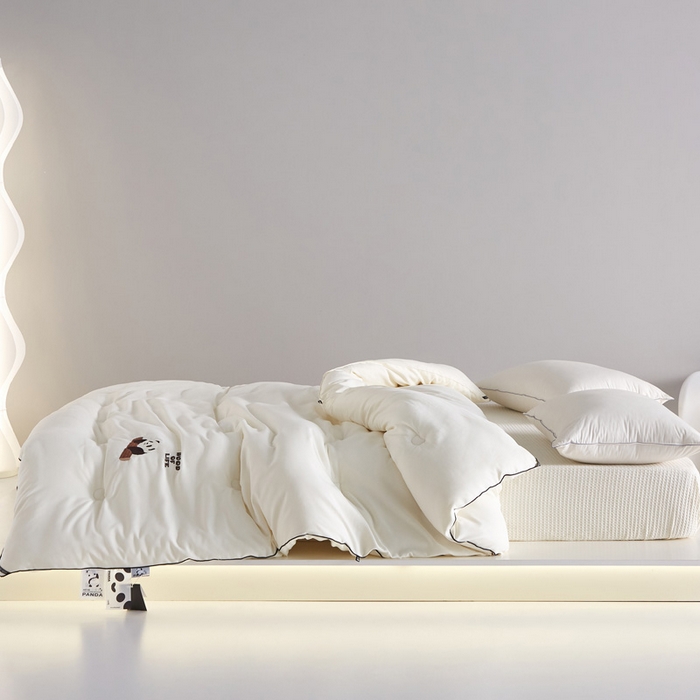 91家纺网 家纺一手货源 找家纺 莱福仕家纺 2023新款A类裸感熊猫被 熊猫扑扑（月光白）