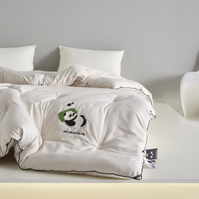 91家纺网 家纺一手货源 找家纺 莱福仕家纺 2023新款A类裸感熊猫被 熊猫抱抱（柔雾咖）